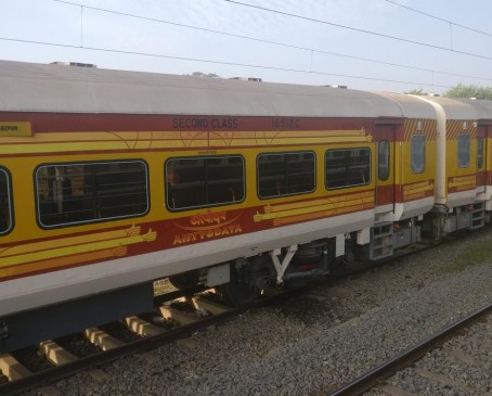 Durg-Firozpur-Durg Antyodaya Weekly Express on railway track