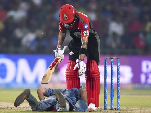 IPL 2018: सिक्योरिटी तोड़ कोहली के पास पहुंचा फैन, पैर छूकर ली सेल्फी विथ विराट