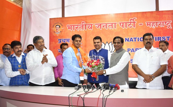 Niranjan joins BJP  in the presence of Chief Minister Fadnavis