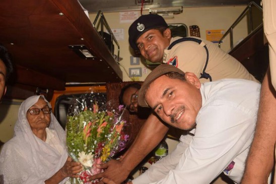 Paramveer Abdul Hameeds elderly wife greeted by the rail police