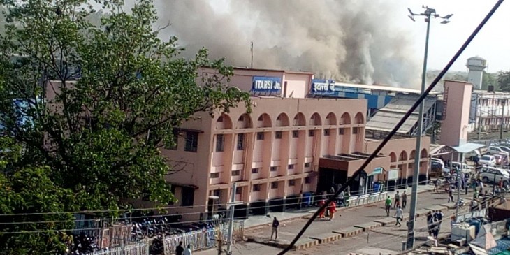 इटारसी रेलवे स्टेशन में लगी भयानक आग, 50 लाख तक का हुआ नुकसान