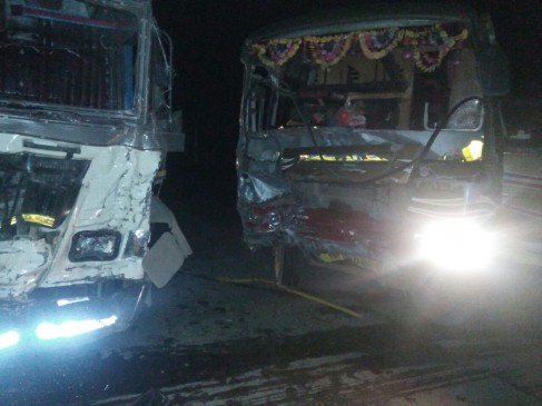 Truck first hit the bus, later hit vehicle of Baratis in chhindwara
