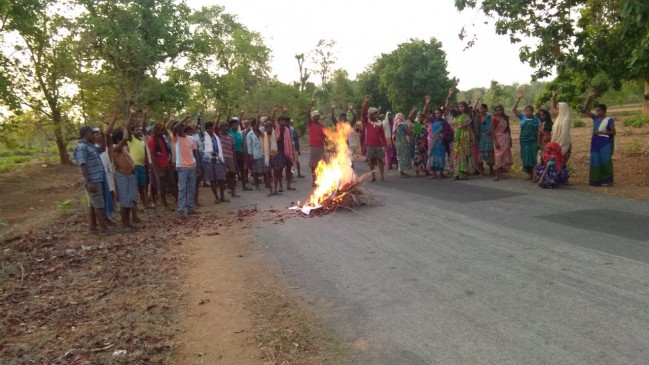 ग्रामीणों ने जलाई नक्सली बैनरों की होलीका, खुलकर कर रहे हैं विरोध