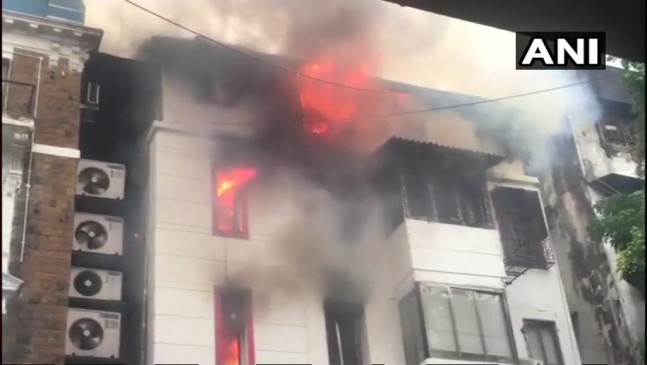 मुंबई: गिरगांव की कोठारी हाउस बिल्डिंग में लगी आग, एक की मौत