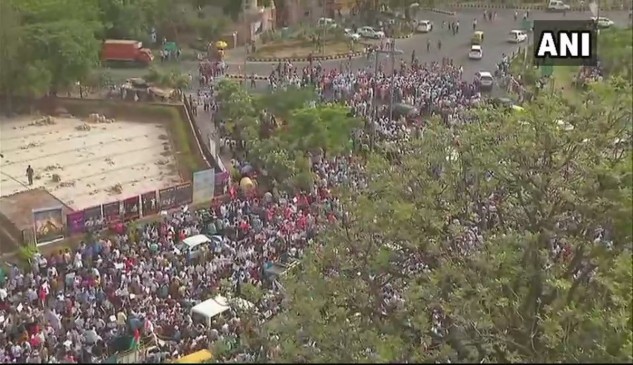 PMO तक नहीं पहुंच पाया AAP का विरोध मार्च, दिल्ली पुलिस ने संसद मार्ग से लौटाया PMO तक नहीं पहुंच पाया AAP का विरोध मार्च, दिल्ली पुलिस ने संसद मार्ग से लौटाया