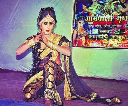 Image of Indian woman performing marathi folk dance called lavani -ES025686-Picxy