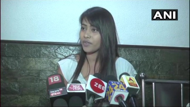 ईद पर गले लगाना लड़की के लिए बना आफत, फतवा जारी, लड़की बोली- इरादा नेक था ईद पर गले लगाना लड़की के लिए बना आफत, फतवा जारी, लड़की बोली- इरादा नेक था