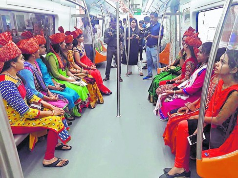 मेट्रो में हुआ हल्दी-कुमकुम, सिर पर पगड़ी बांध कर महिलाओं ने की मेट्रो की यादगार जॉय राइड
