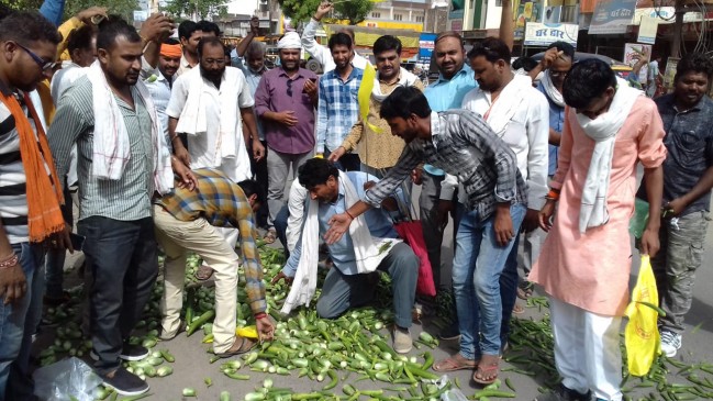 किसान आंदोलन: किसानों ने सड़क पर फेंकी सब्जियां, जताया विरोध