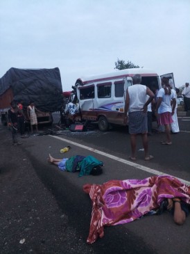 नासिक : दर्दनाक सड़क हादसे में 10 लोगों की मौत, खड़े  ट्रक से भिड़ा टेंपो