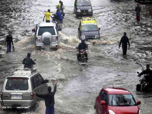 Plane landed at Ahmedabad coming from London, Mumbai disturbed in first rain