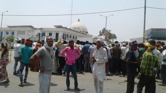 Rage provoked by the death of injured farmer in collectorate Rage provoked by the death of injured farmer in collectorate