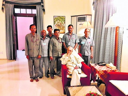 Raj Bhavan employees happy with receiving money from Pranab da