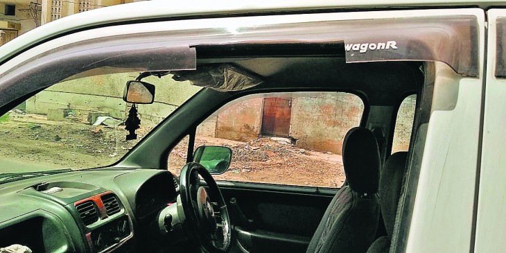 The gang blew up the glass of cars to steal, no voice came from