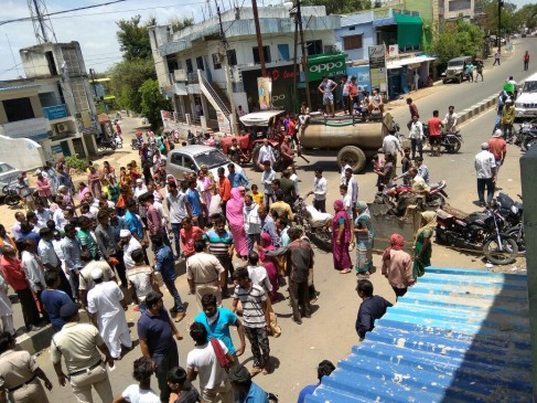 Women are protesting due to serious water problem in parasia