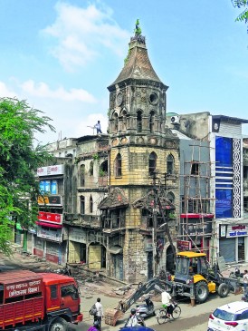 जर्जर होने के कारण मनपा ने गिराई 90 साल पुरानी इमारत