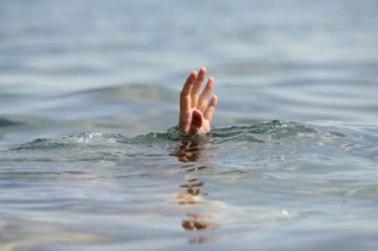 A man thrown his friend out of bridge in the case of love affair
