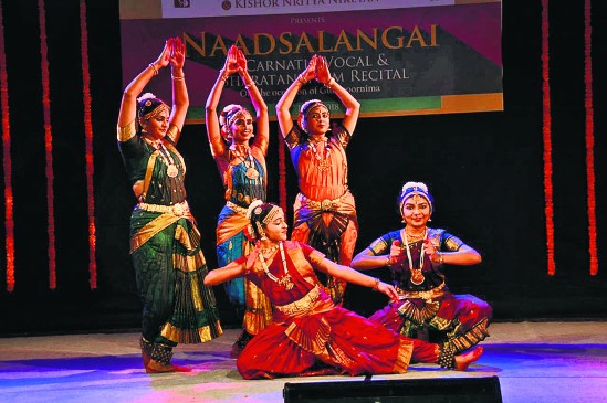 Art lovers enjoyed the colorful presentation of dance and song Art lovers enjoyed the colorful presentation of dance and song