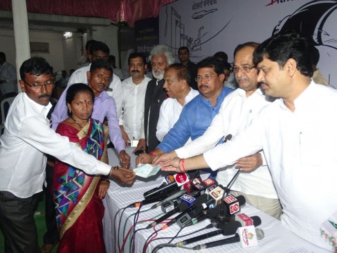 Congress helps the family of Dadaji Khobragade with rupees 5 lakhs