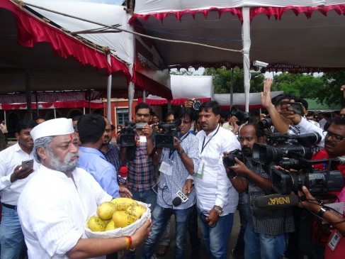 Gajbhiye with followers reach to Bhide against his statement