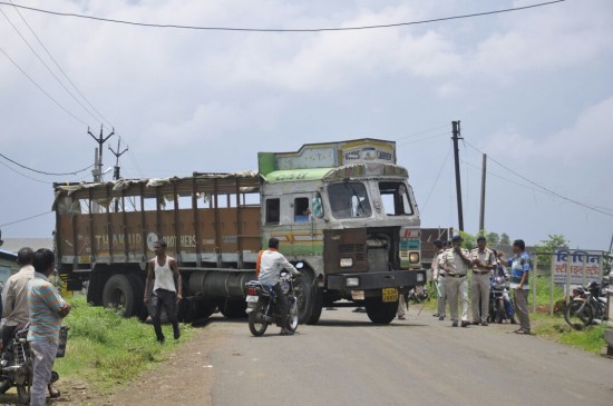 अनियंत्रित ट्रक ने स्कूल जा रहे बच्चों को कुचला, मौके पर मौत, ग्रामीणों ने किया चक्काजाम