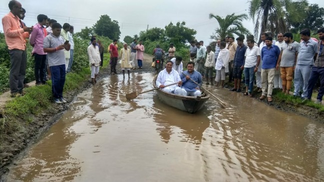 CM के गृह जिले में सड़कों का हाल बेहाल, सड़क के गड्ढों में विधायक चला रहे हैं नाव CM के गृह जिले में सड़कों का हाल बेहाल, सड़क के गड्ढों में विधायक चला रहे हैं नाव