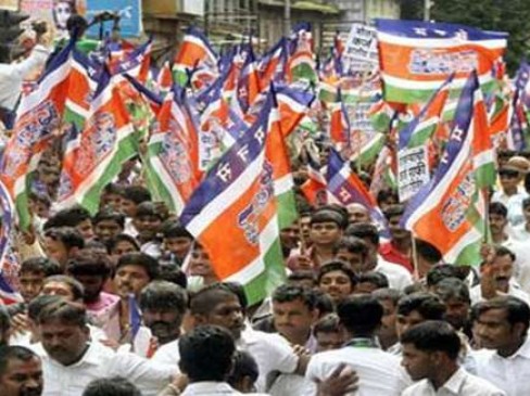 सड़कों के गड्ढों पर आक्रामक MNS कार्यकर्ता, PWD कार्यालय में जमकर की तोड़फोड़, 8 उपद्रवी गिरफ्तार सड़कों के गड्ढों पर आक्रामक MNS कार्यकर्ता, PWD कार्यालय में जमकर की तोड़फोड़, 8 उपद्रवी गिरफ्तार