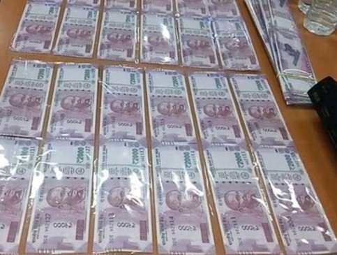 Mumbai : Police arrest a man who print fake notes in his flat