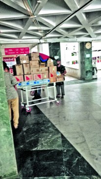 People are forced to take patient to wards on their shoulders