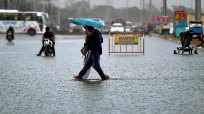 दिल्ली में बारिश का कहर जारी,बच्ची को स्कूल छोड़ने जा रहे पिता की करंट से मौत