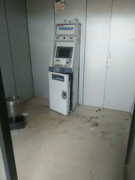बेखौफ लुटेरे : शटर का ताला तोड़कर बैंक ऑफ महाराष्ट्र ATM से 11 लाख लूट ले गए लुटेरे