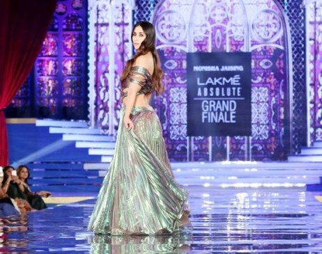 LFW में करीना का ग्लैमरस अंदाज, डिजाइनर अनीशा के लिए किया रैम्प वॉक LFW में करीना का ग्लैमरस अंदाज, डिजाइनर अनीशा के लिए किया रैम्प वॉक