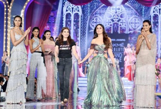 LFW में करीना का ग्लैमरस अंदाज, डिजाइनर अनीशा के लिए किया रैम्प वॉक LFW में करीना का ग्लैमरस अंदाज, डिजाइनर अनीशा के लिए किया रैम्प वॉक