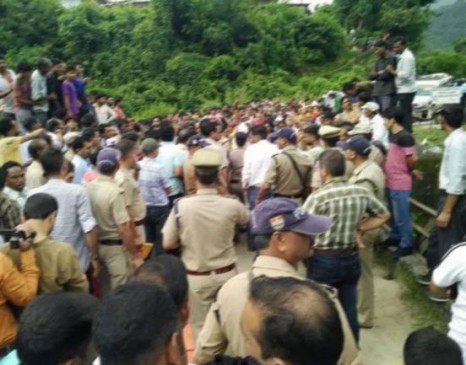 उत्तरकाशी में नाबालिग की गैंगरेप के बाद हत्या से तनाव, इंटरनेट सेवाएं बंद उत्तरकाशी में नाबालिग की गैंगरेप के बाद हत्या से तनाव, इंटरनेट सेवाएं बंद