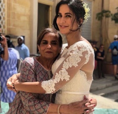 कटरीना ने लगाया सलमान की मम्मी को गले, फैन्स को लगा मिलने वाली है गुड न्यूज कटरीना ने लगाया सलमान की मम्मी को गले, फैन्स को लगा मिलने वाली है गुड न्यूज