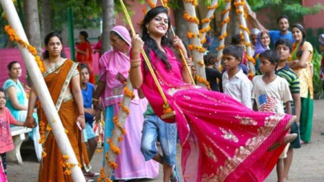 सावन में सुहागिनों का बड़ा त्यौहार हरियाली तीज सावन में सुहागिनों का बड़ा त्यौहार हरियाली तीज