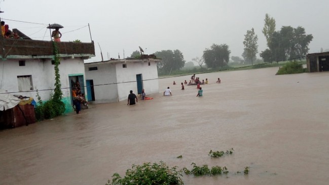 गोटेगांव में बाढ़ के हालात, 24 घंटे में रिकॉर्ड 6 इंच बारिश, लोगों को सुरक्षित स्थानों पर पहुंचाया गोटेगांव में बाढ़ के हालात, 24 घंटे में रिकॉर्ड 6 इंच बारिश, लोगों को सुरक्षित स्थानों पर पहुंचाया
