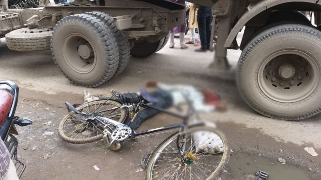A man fall on the road after being kicked by the lorry man, died