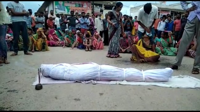 Angry relatives of deceased lineman jam Satna-Chitrakoot route for 4 hours