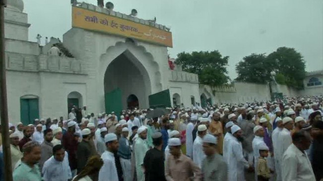 देशभर में बकरीद का जश्न, राष्ट्रपति कोविंद और पीएम मोदी ने दी शुभकामनाएं देशभर में बकरीद का जश्न, राष्ट्रपति कोविंद और पीएम मोदी ने दी शुभकामनाएं