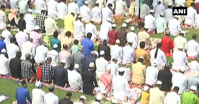देशभर में बकरीद का जश्न, राष्ट्रपति कोविंद और पीएम मोदी ने दी शुभकामनाएं देशभर में बकरीद का जश्न, राष्ट्रपति कोविंद और पीएम मोदी ने दी शुभकामनाएं