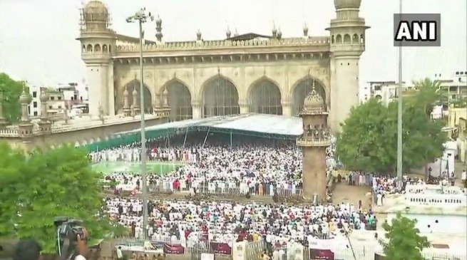 देशभर में बकरीद का जश्न, राष्ट्रपति कोविंद और पीएम मोदी ने दी शुभकामनाएं देशभर में बकरीद का जश्न, राष्ट्रपति कोविंद और पीएम मोदी ने दी शुभकामनाएं