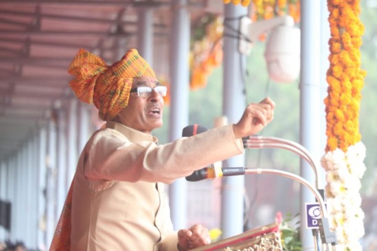 chief minister of mp shivraj singh hosted the flag in motilal nehru stedium