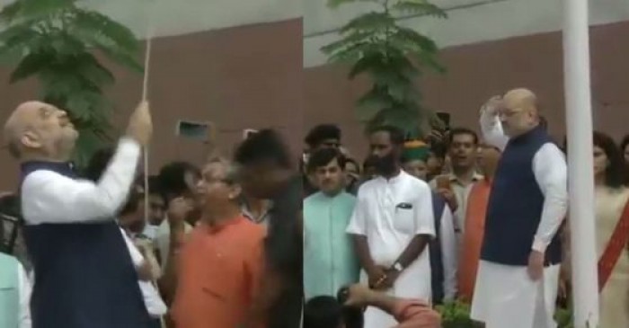 अमित शाह के हाथ से गिरा तिरंगा, कांग्रेस ने कहा- झंडा नहीं संभाल सकते, देश क्या संभालेंगे अमित शाह के हाथ से गिरा तिरंगा, कांग्रेस ने कहा- झंडा नहीं संभाल सकते, देश क्या संभालेंगे