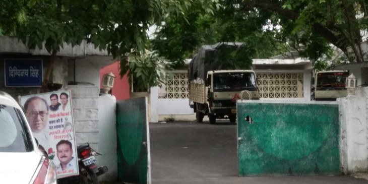 भोपाल : दिग्विजय सिंह ने खाली किया सरकारी बंगला, तीन ट्रकों में भरकर ले गए सामान