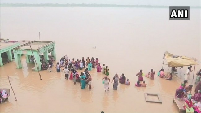 वाराणसी में गंगा खतरे के निशान पर, सीएम योगी ने हेलिकॉप्टर से लिया बाढ़ का जायजा