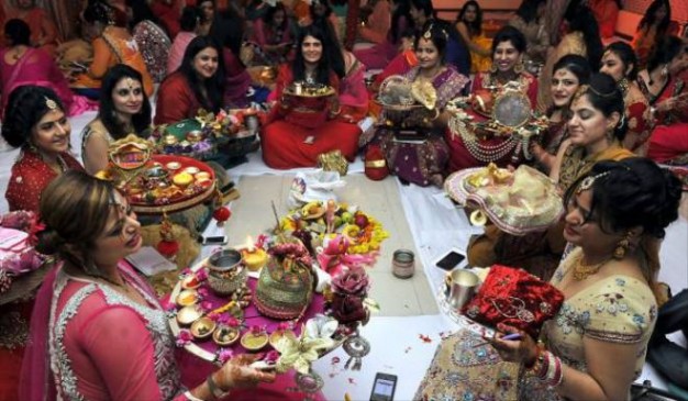 सावन में सुहागिनों का बड़ा त्यौहार हरियाली तीज सावन में सुहागिनों का बड़ा त्यौहार हरियाली तीज