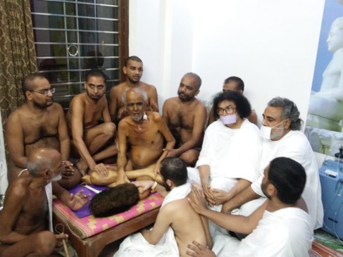 VIDEO : जैन मुनि श्री तरुण सागर की सल्लेखना समाधि शुरू, त्याग दिया अन्न-जल VIDEO : जैन मुनि श्री तरुण सागर की सल्लेखना समाधि शुरू, त्याग दिया अन्न-जल