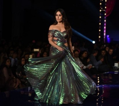 LFW में करीना का ग्लैमरस अंदाज, डिजाइनर अनीशा के लिए किया रैम्प वॉक LFW में करीना का ग्लैमरस अंदाज, डिजाइनर अनीशा के लिए किया रैम्प वॉक
