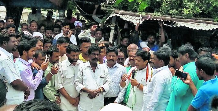 Maharashtra : Farmers are protesting for the demand of water